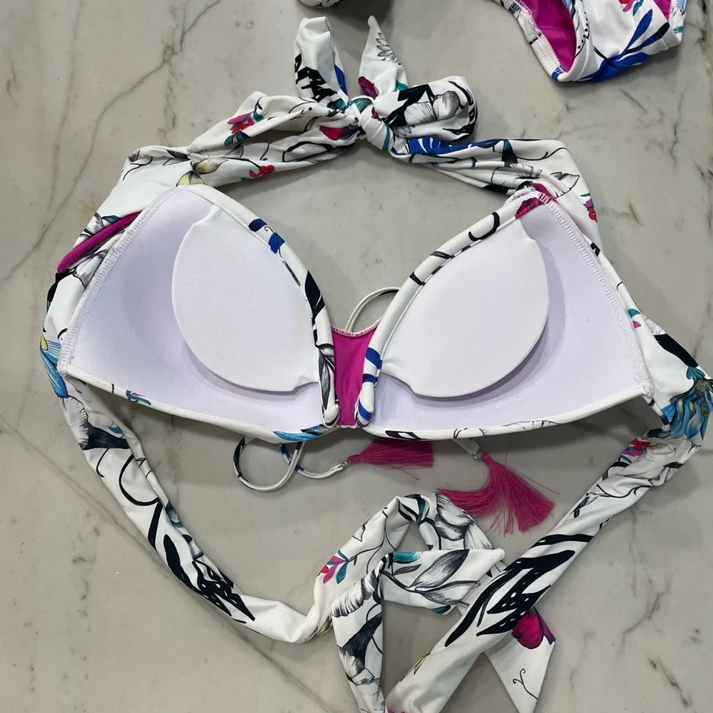 Bikini - Picture 3 of 3